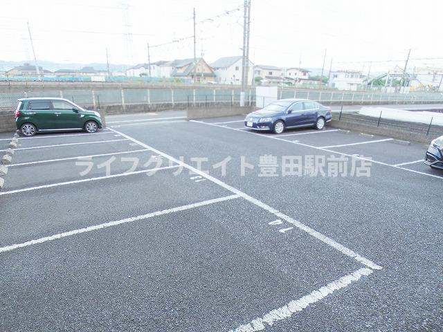 B-クレセントの駐車場
