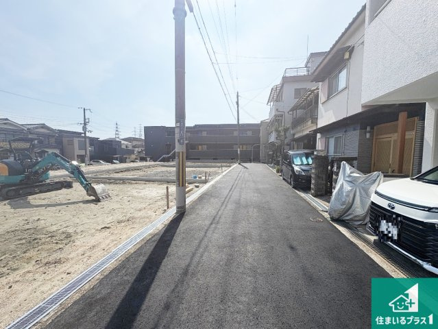 大東市中垣内　第5期　新築一戸建ての前面道路含む現地写真|周辺は閑静な住宅街です。前面道路もしっかりと有りますので車の出し入れも安心ですよ！