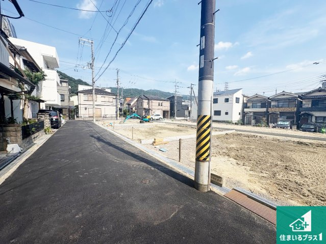 大東市中垣内　第5期　新築一戸建ての前面道路含む現地写真|周辺は閑静な住宅街です。前面道路もしっかりと有りますので車の出し入れも安心ですよ！