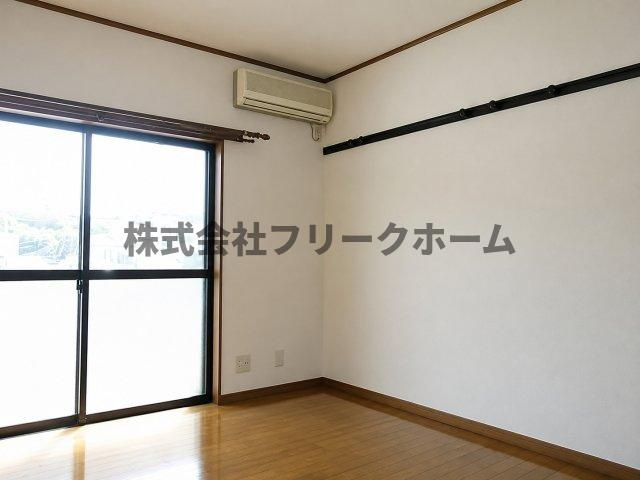 三鷹市下連雀１丁目のアパートの居間・リビング