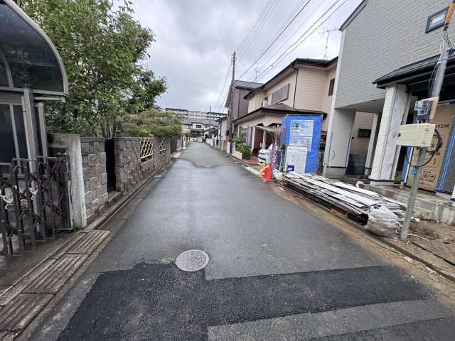 流山市西平井新築戸建【流山小学校：7分】の前面道路含む現地写真|北側前面道路・幅員約5ｍ