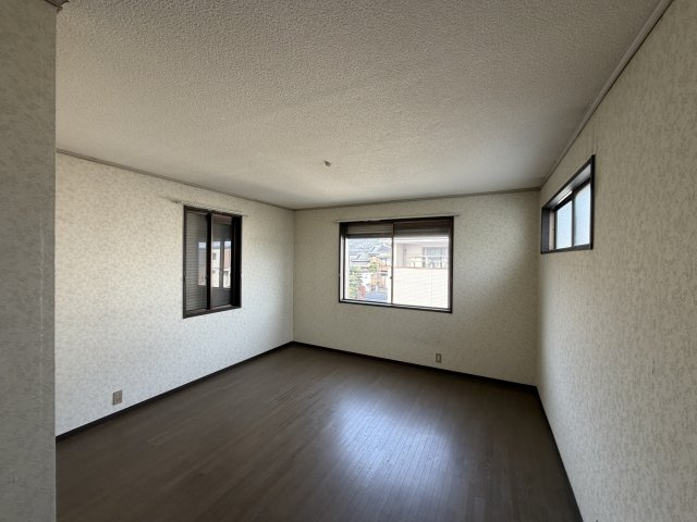 商業施設と公園が身近に揃う、子育て世帯に嬉しい住環境〜姫路市大津区西土井中古戸建〜の居間・リビング|おしゃれな居間です