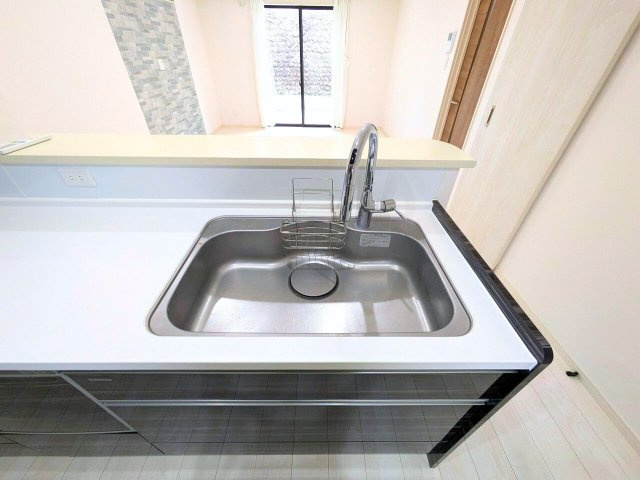 松山市吉藤２丁目の中古一戸建のキッチン|コンパクトなキッチンで掃除もラクラク