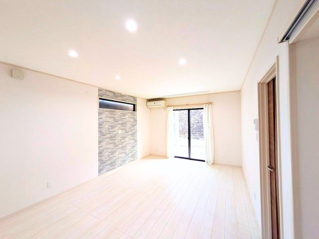 松山市吉藤２丁目の中古一戸建の居間・リビング|おしゃれなリビングです