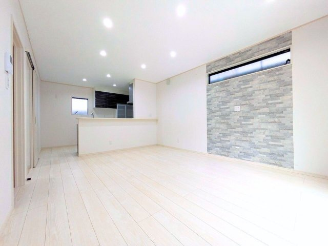 松山市吉藤２丁目の中古一戸建の居間・リビング|こちらの居間で趣味の時間をお楽しみください