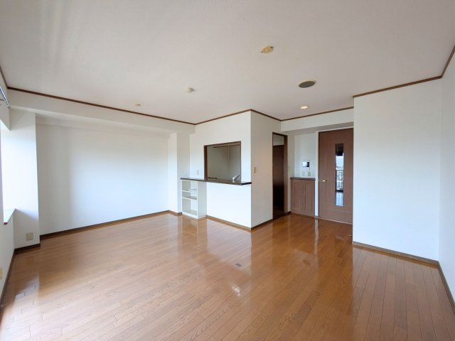 ライオンズマンション道後公園の居間・リビング|こちらのリビングで趣味の時間をお楽しみください