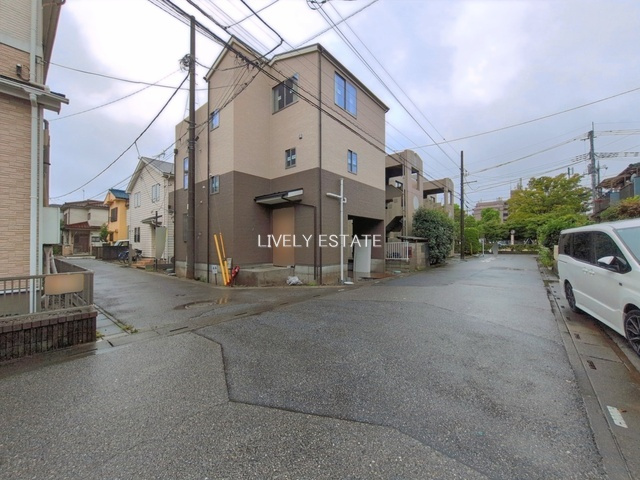 越谷市東大沢3丁目 新築分譲住宅の前面道路含む現地写真