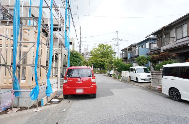 越谷市東大沢3丁目 新築分譲住宅の前面道路含む現地写真