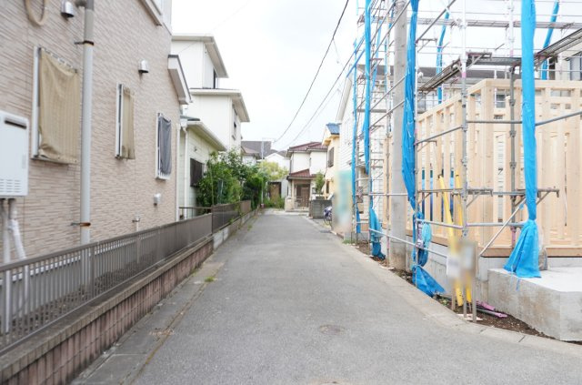 越谷市東大沢3丁目 新築分譲住宅の前面道路含む現地写真
