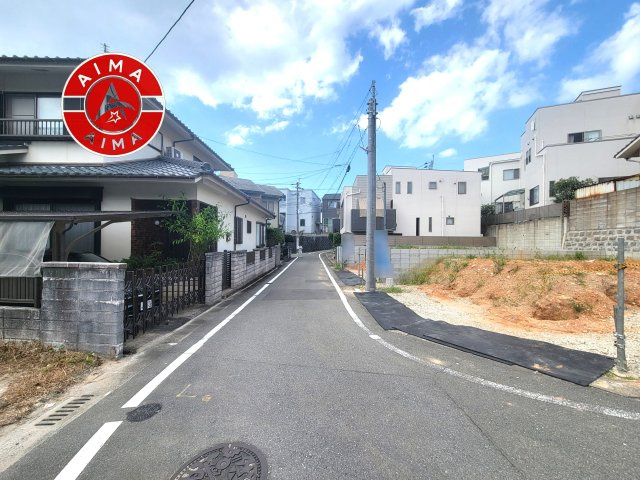 福岡市中央区輝国2丁目第3-2棟（2号棟）の前面道路含む現地写真|前面道路は閑静な住宅地をはしる車通りの少ない道路。お車の出し入れが苦手なママや小さなお子様にも安心ですね。しっかり舗装もされているので、ベビーカーや自転車で通っても快適に通行できます。