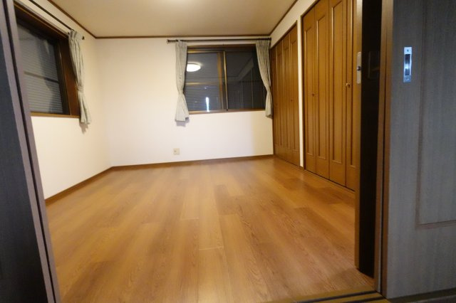 上松原3階建戸建の洋室