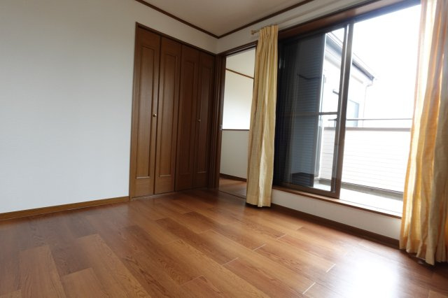 上松原3階建戸建の洋室