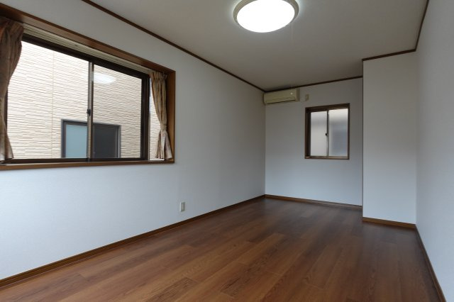 上松原3階建戸建の洋室