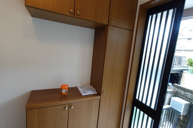 上松原3階建戸建の玄関