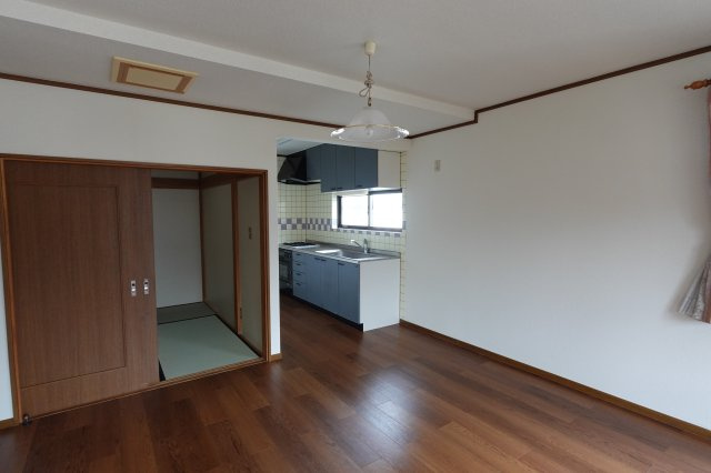 上松原3階建戸建の居間・リビング
