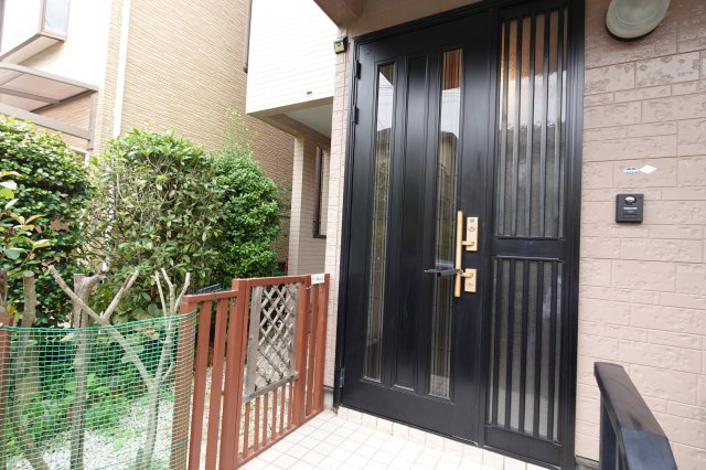 上松原3階建戸建の玄関
