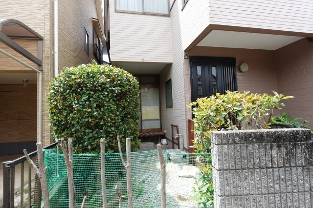上松原3階建戸建の庭
