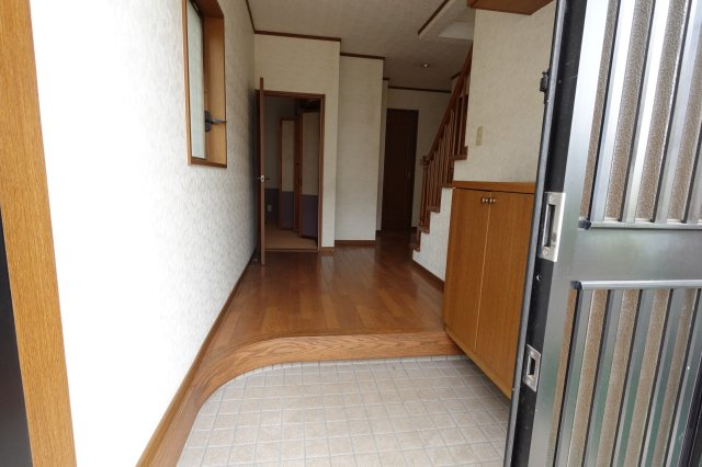 上松原3階建戸建の玄関