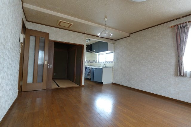 上松原3階建戸建の居間・リビング