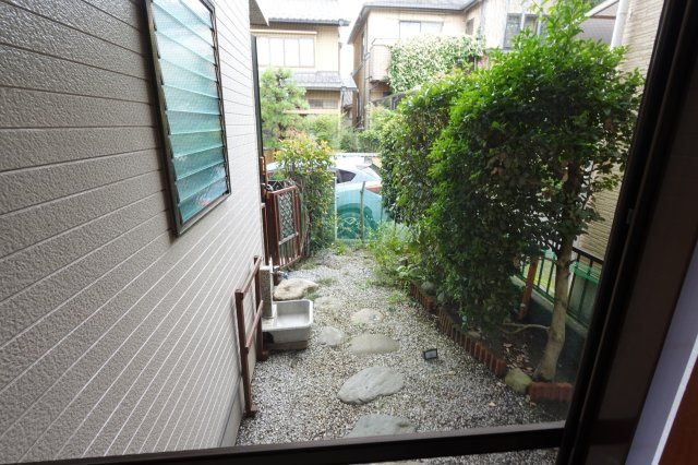 上松原3階建戸建の庭