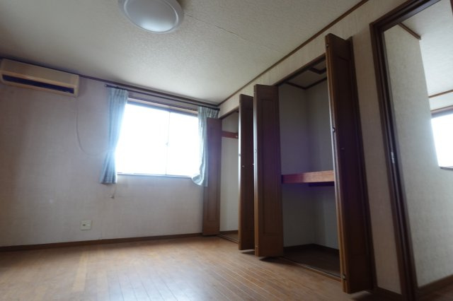 上松原3階建戸建の洋室