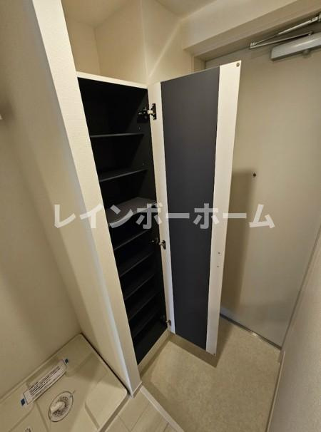 ヴィラ原木中山の玄関