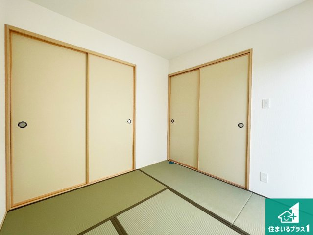 川西市清和台東　第6期　新築一戸建ての和室|一室あると便利な和室は客間としてだけでなく、小さなお子様のプレイルームや食後のくつろぎスペースとしてもご利用いただけます。収納もついていますので整頓も楽々！
