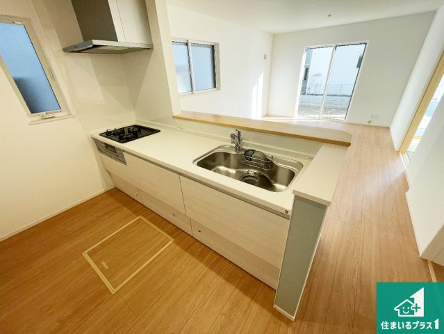 川西市清和台東　第6期　新築一戸建てのキッチン|リビングと統一感があり、使い勝手のいいキッチン。広々としているので、二人並んで作業が出来ちゃいます。お子様と一緒に色々なお料理に挑戦できるスペースがあります。