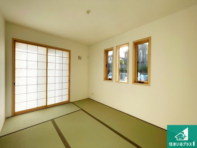 川西市清和台東　第6期　新築一戸建ての和室|一室あると便利な和室は客間としてだけでなく、小さなお子様のプレイルームや食後のくつろぎスペースとしてもご利用いただけます。収納もついていますので整頓も楽々！