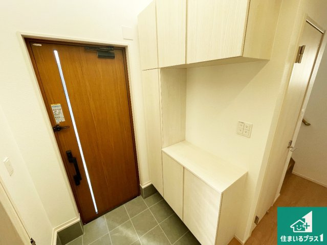川西市清和台東　第6期　新築一戸建ての玄関|シューズボックスにはたくさんの靴が収納できるので玄関周りはいつもスッキリ！ご家族が増えても安心！