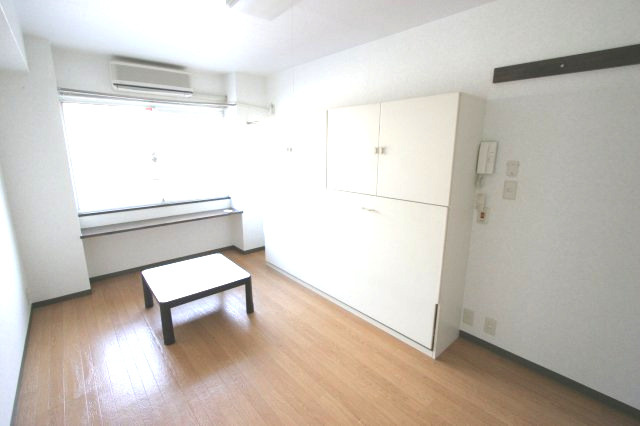 ジュネス武庫川の洋室|お部屋には収納付きのベッドがついています。