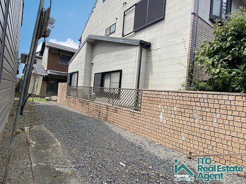 小山上初音町「京町家」中古戸建の駐車場
