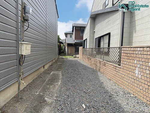 小山上初音町「京町家」中古戸建の駐車場