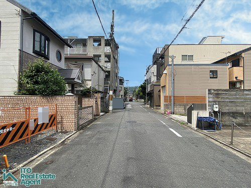 小山上初音町「京町家」中古戸建の前面道路含む現地写真