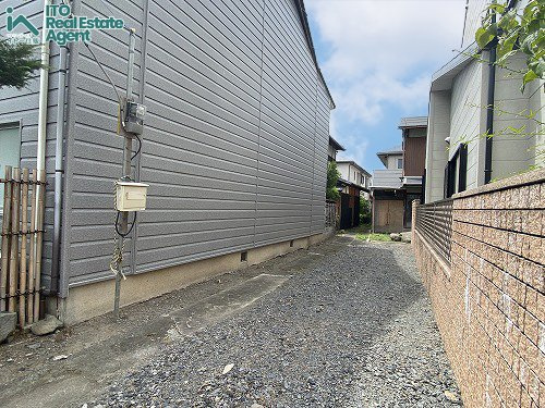 小山上初音町「京町家」中古戸建の前面道路含む現地写真