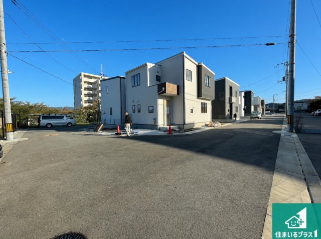 川西市清和台東　第6期　新築一戸建ての前面道路含む現地写真|周辺は落ち着いた街並みの住宅地！子育てがしやすい住環境です！まだ未完成ですが、現地でしかわからない事もございます。是非一度ご覧ください。