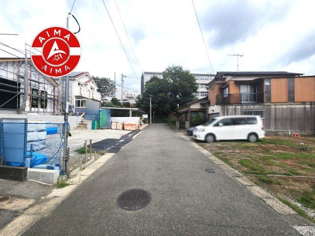筑紫野市大字筑紫第7-1棟（1号棟）の前面道路含む現地写真|前面道路は閑静な住宅地をはしる車通りの少ない道路。お車の出し入れが苦手なママや小さなお子様にも安心ですね。しっかり舗装もされているので、ベビーカーや自転車で通っても快適に通行できます。