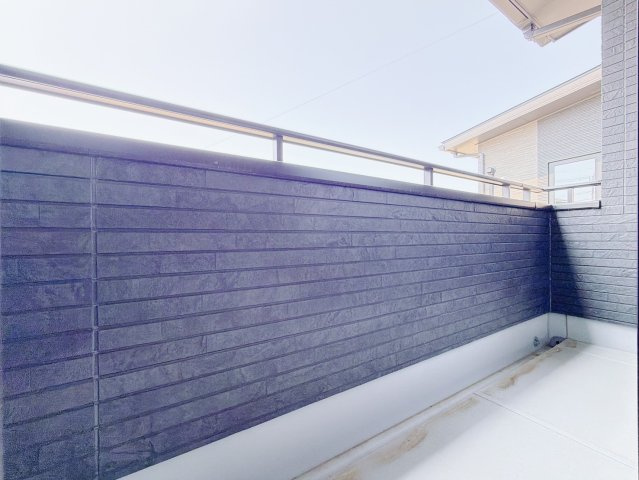 【新築戸建】児玉郡上里町大字勅使河原のバルコニー|■バルコニー（4号棟）｜ワイドバルコニーは、溜め込んでしまったお洗濯物を一気に干すことができるくらいのスペースがあります。二部屋から出入り可能なのでお布団などもラクラク干せますね♪