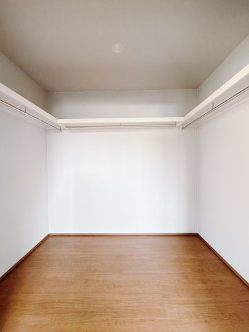 【新築戸建】児玉郡上里町大字勅使河原の収納|■WIC（4号棟）｜お気に入りのお洋服もシワを作らずきれいに管理ができる夢のウォークインクローゼット！今お使いの収納ケースもスッポリそのまま収まる広さです♪