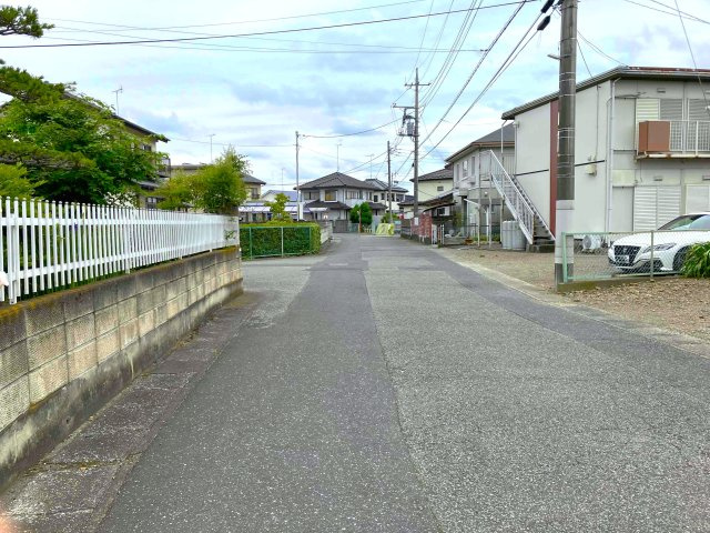 栃木市今泉町1丁目11-19の前面道路含む現地写真