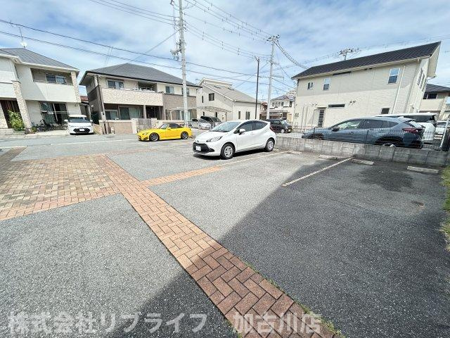 ファミーユ溝之口の駐車場