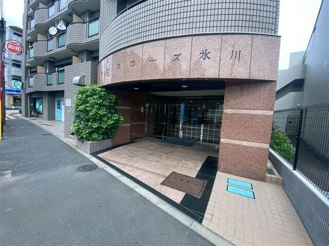 クロスローズ氷川のエントランス
