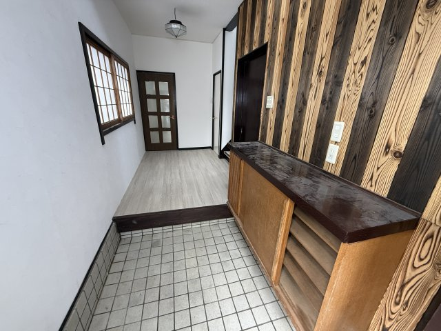 あやめ池戸建の玄関