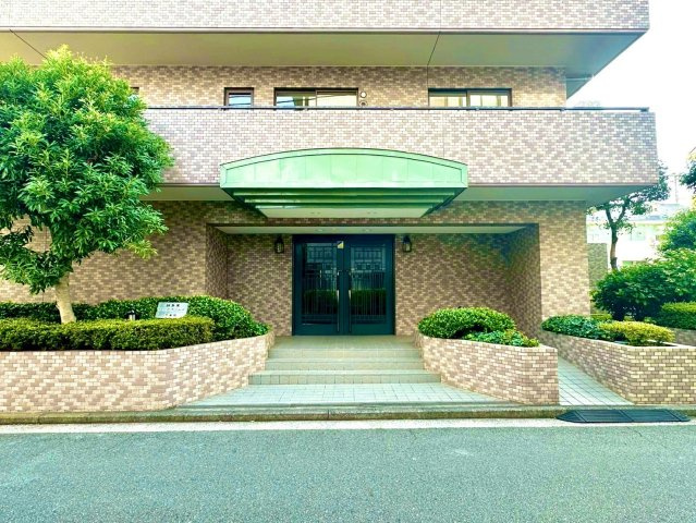綱島東パークホームズ2番館のエントランス|手入れの行き届いたエントランスが住まいの印象を高めます。