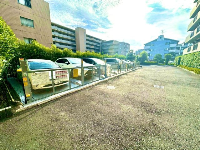綱島東パークホームズ2番館の駐車場|駐車場への移動負担が少なく快適なカーライフを実現します。