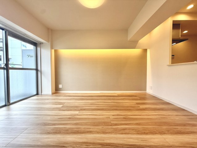 綱島東パークホームズ2番館の居間・リビング|【LDK】
施行事例
やわらかな光が差し込むリビング空間。明るい色調のフローリングと壁面が調和し、上質で落ち着いた寛ぎのひとときを演出します。