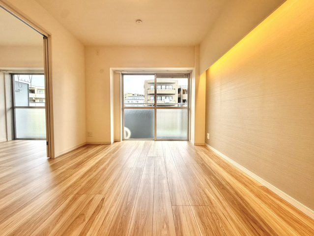 綱島東パークホームズ2番館の居間・リビング|【LDK】
施行事例
上質なフローリングと落ち着いた色調が調和し、洗練された印象を与えるリビング空間。インテリアの映える美しい住まいです。