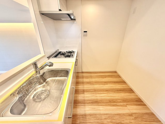 綱島東パークホームズ2番館のキッチン|キッチン】
施行事例
作業スペースをゆとりある広さで確保したキッチンは、日々の調理を快適にサポートする機能的な設計です。