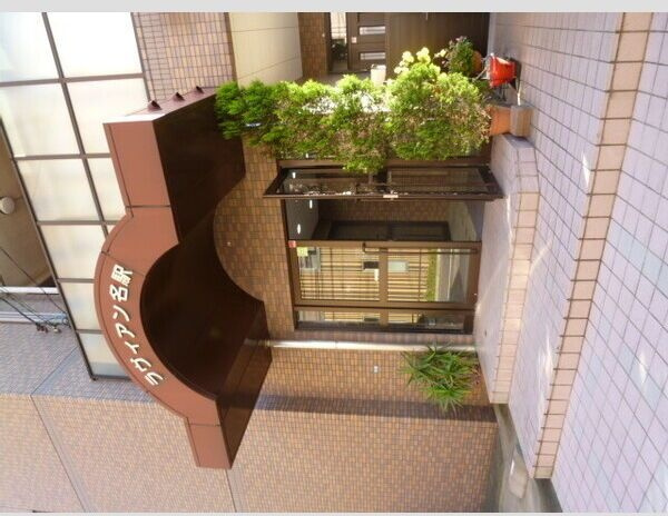 ラヴィアン名駅のエントランス