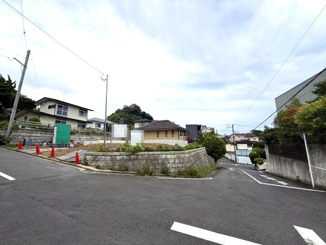 海見え！オーバースライダーシャッター付ガレージ　ルーフバルコニー一体型LDKの前面道路含む現地写真